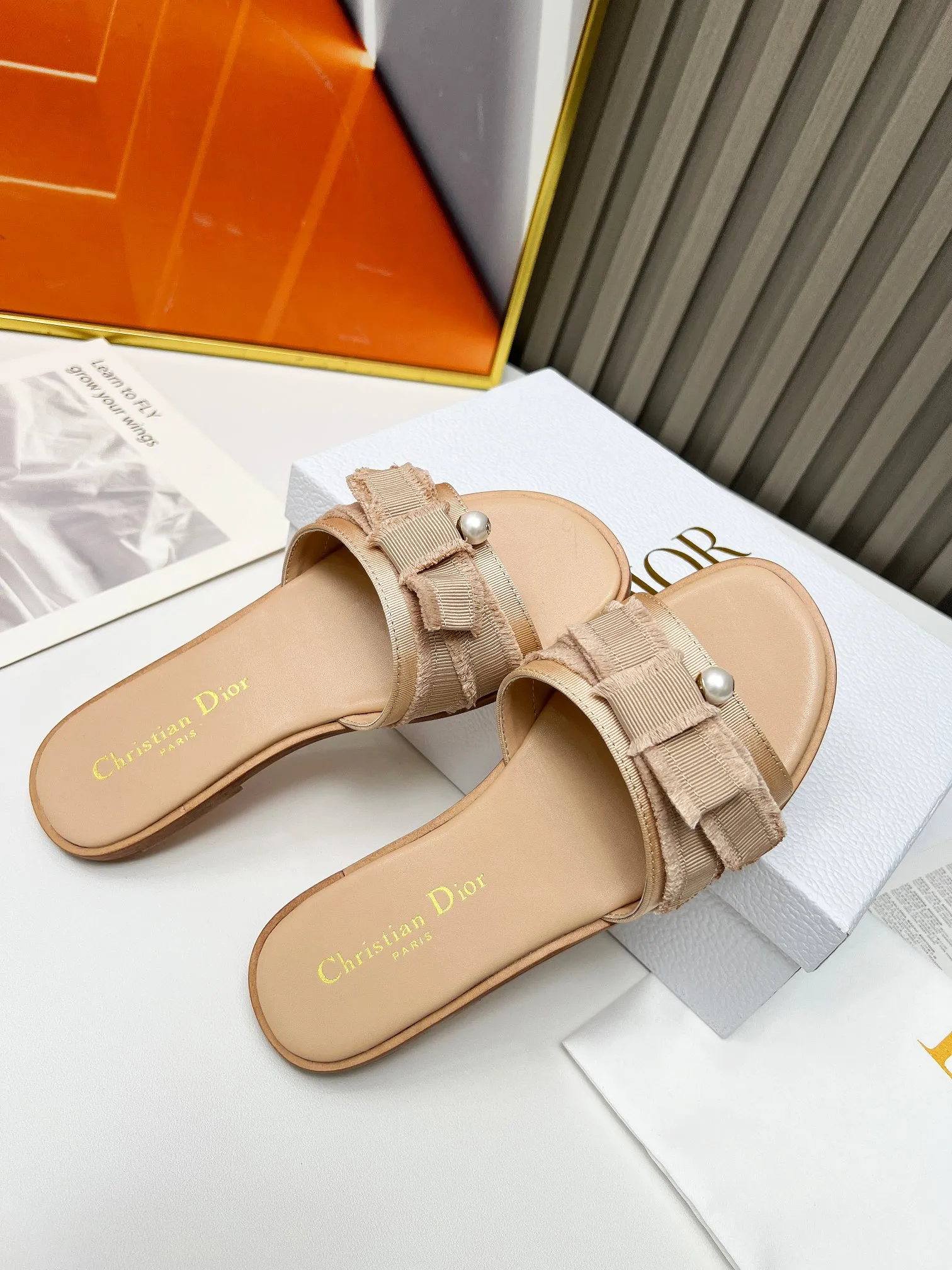 👟👟Ex-factory price 340👟👟 Genuine leather sole +40 DIOR purchasing grade Dior Dior new colors new elements DIOR spring and summer new round toe pearl open toe slippers, retro and versatile. The top version on the market. Upper: Original molded fabric Lining: Water-dyed sheepskin lining Size: #35-42 (40, 41, 42 custom-made, non-refundable)